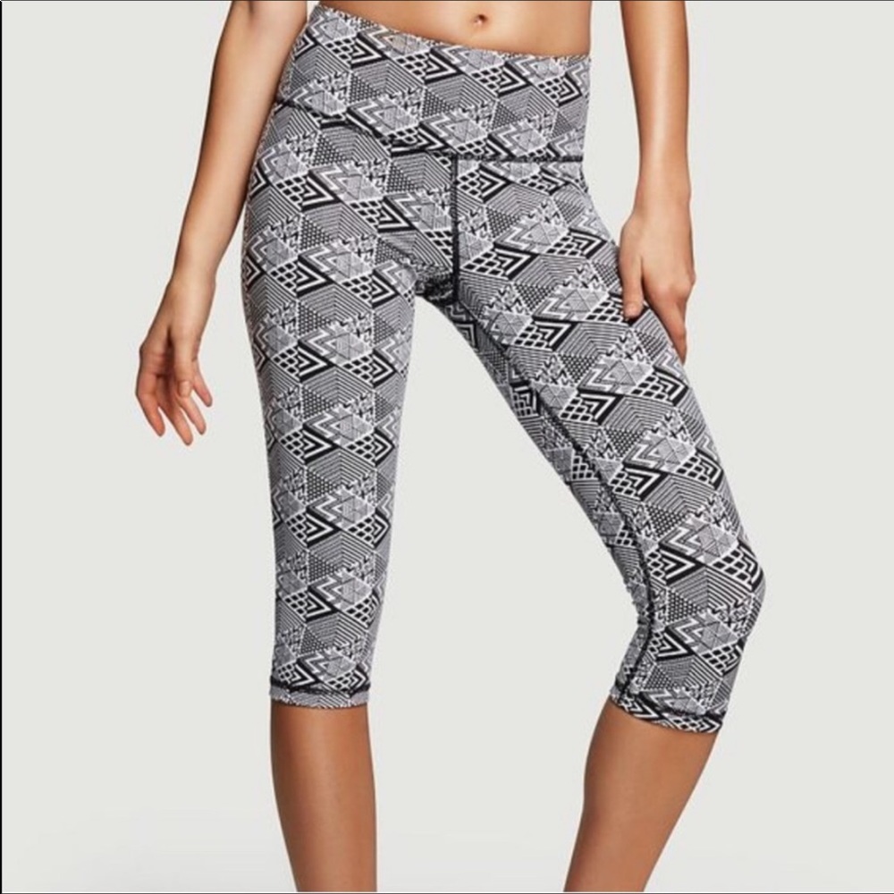 Victoria’s Secret VSX Sport Knockout Crop Leggings XS